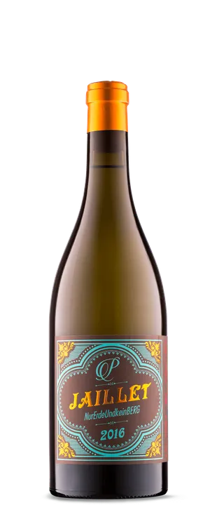 Eine Flasche Weißwein mit orangefarbenem Verschluss und einem Etikett mit der Aufschrift "JAILLET NurErdeUndKeinBerg 2016" in dekorativen Schriftarten und Farben.
