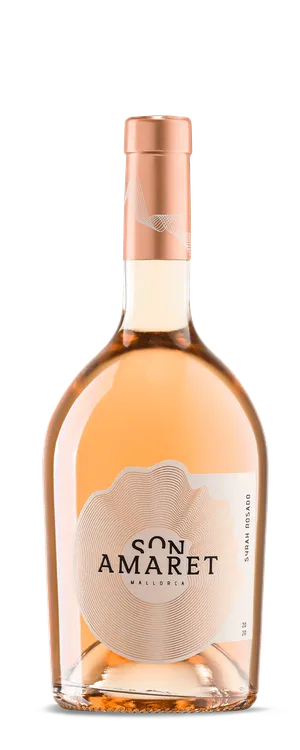 Eine breite Roséweinflasche Son Amaret Mallorca Syrah Rosado mit kupferfarbenem Verschluss und weißem Etikett mit Muschelornament, vor schwarzem Hintergrund.