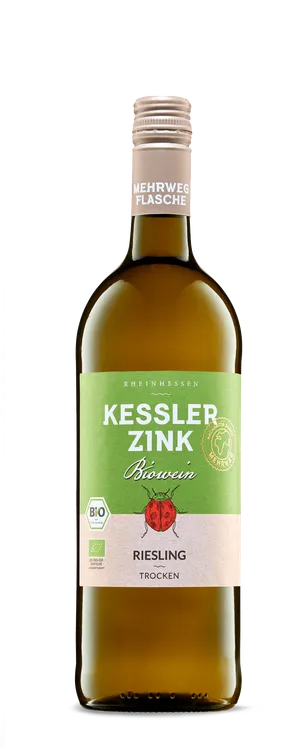 Eine große Mehrwegflasche Kessler Zink Biowein aus Rheinhessen mit grünem Etikett, Marienkäfer-Motiv und Aufschrift Riesling trocken, vor schwarzem Hintergrund.