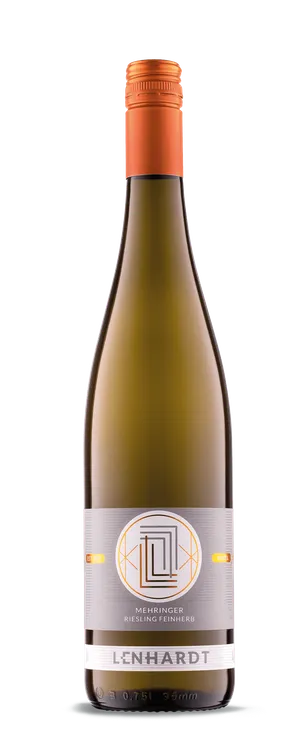 Eine Weißweinflasche Lenhardt mit kupferfarbenem Verschluss und grauem Etikett mit geometrischem Logo, Aufschrift Mehringer Riesling steinherb, vor schwarzem Hintergrund.