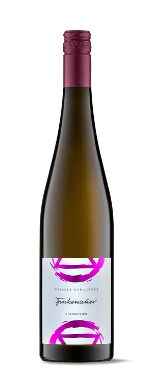 Eine Weißweinflasche Finkenauer Weisser Burgunder Rheinhessen mit violettem Verschluss und weißem Etikett mit abstrakten violetten Kreisbogen-Motiven und Kursivschrift, vor schwarzem Hintergrund.