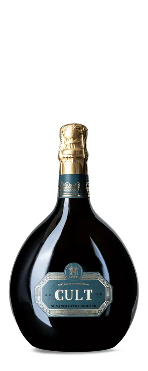 Eine bauchige dunkle Flasche Sekt Cult Silvaner extra trocken mit goldener Folie und blau-silbernem Etikett in besonderer Kugelform, vor schwarzem Hintergrund.