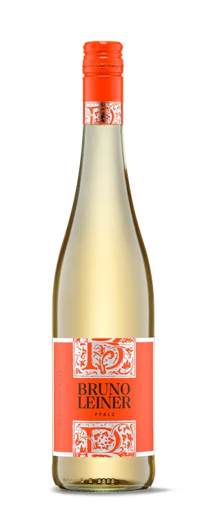 Eine Weißweinflasche Bruno Leiner Pfalz mit orangeroter Kapsel und rotem Etikett mit weißen floralen Ornamenten und dem Markennamen, vor schwarzem Hintergrund.